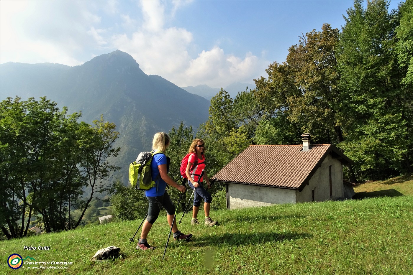 16 Baitella in radura prativa con vista verso il Monte Zucco.JPG